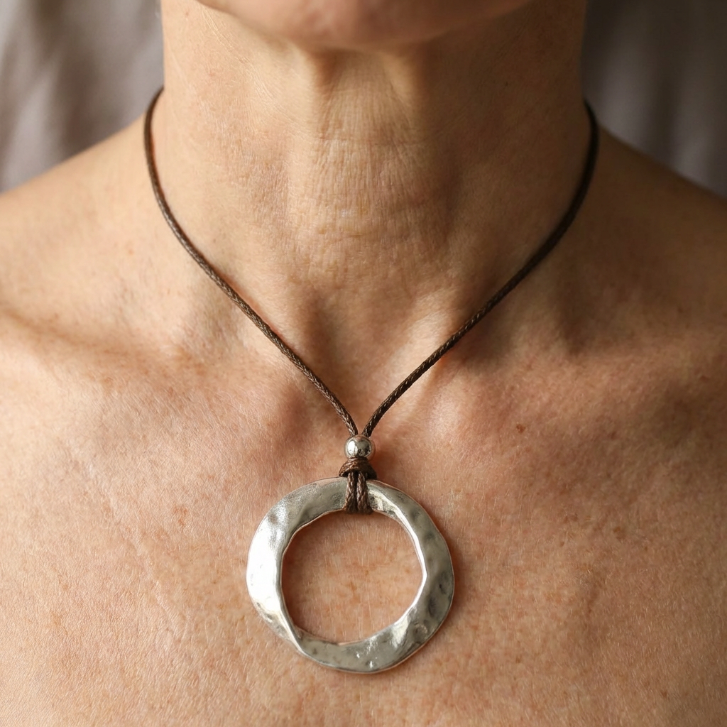 Minimalistische ketting met gehamerde zilveren ringhanger