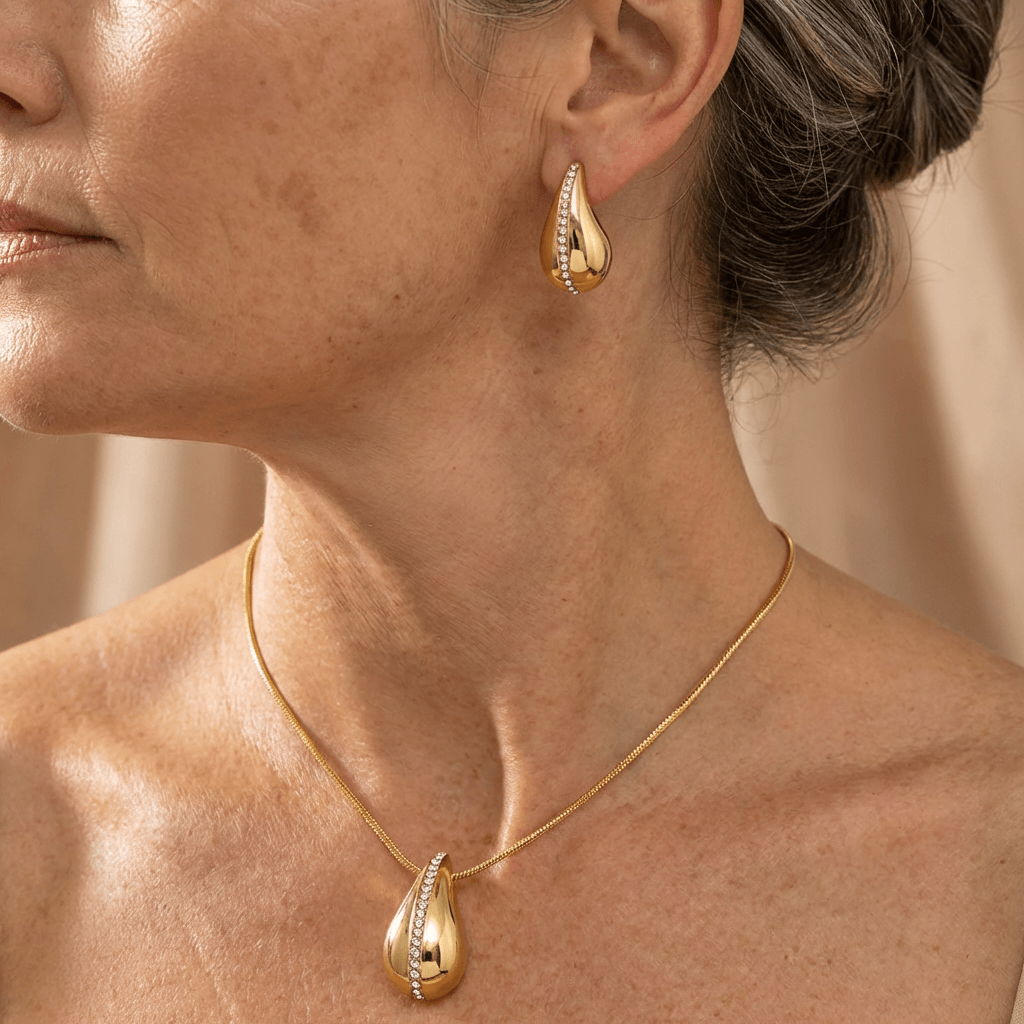 Gouden sieradenset met pavé druppelhanger en oorbellen