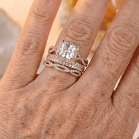 Gouden ringenset met vierkante solitaire en pavé banden