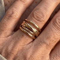 Gouden ring met meerdere gevlochten banden