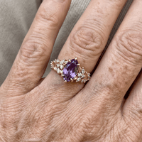 Gouden ring met paarse marquise zirkonia en bladmotief