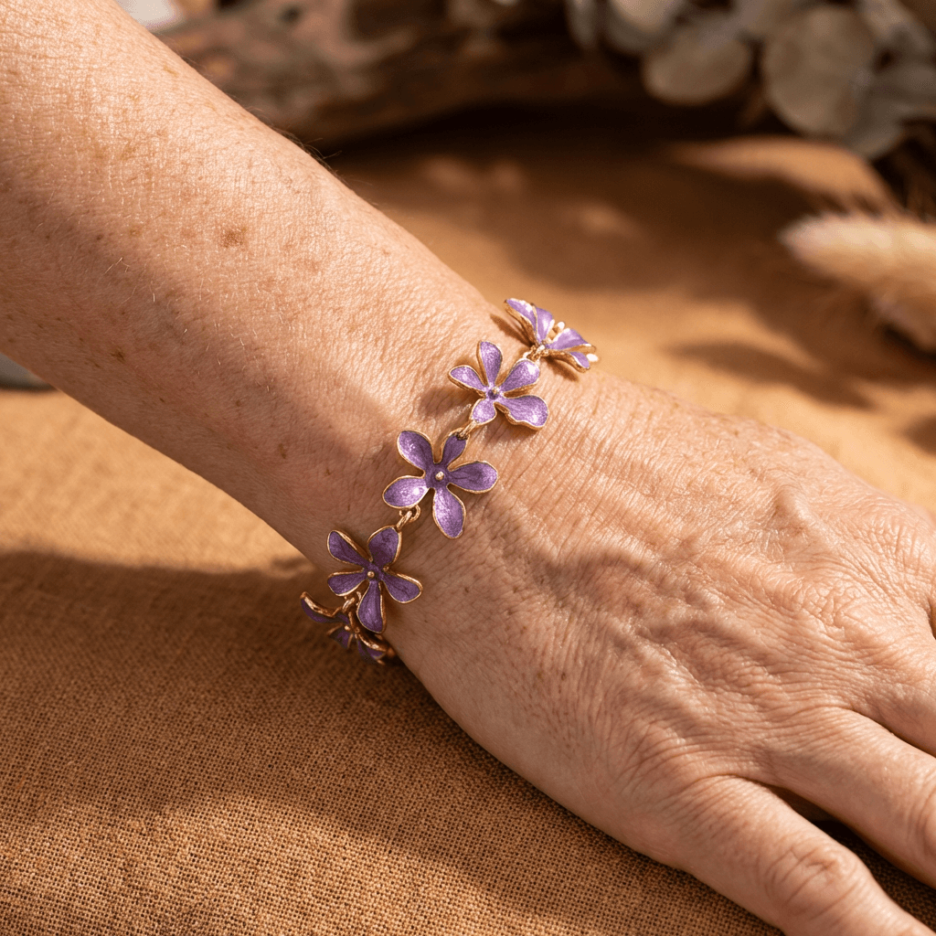 Gouden armband met paarse emaille bloemen