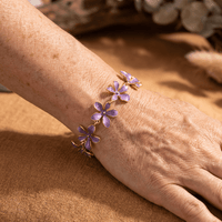 Gouden armband met paarse emaille bloemen