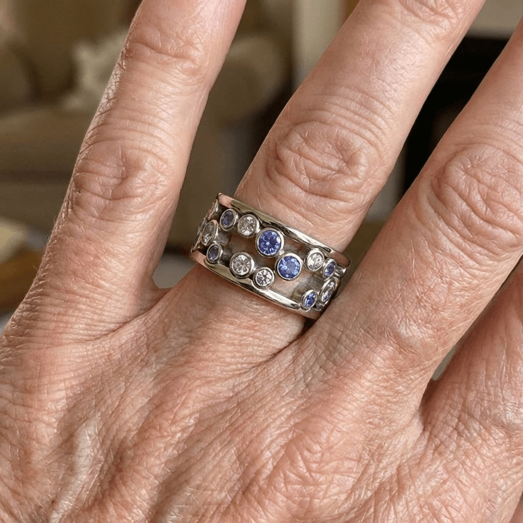 Brede zilveren ring met blauwe en witte zirkonia
