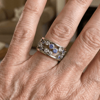 Brede zilveren ring met blauwe en witte zirkonia