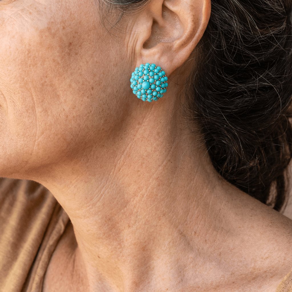 Gouden oorbellen met turquoise koepel van kralen