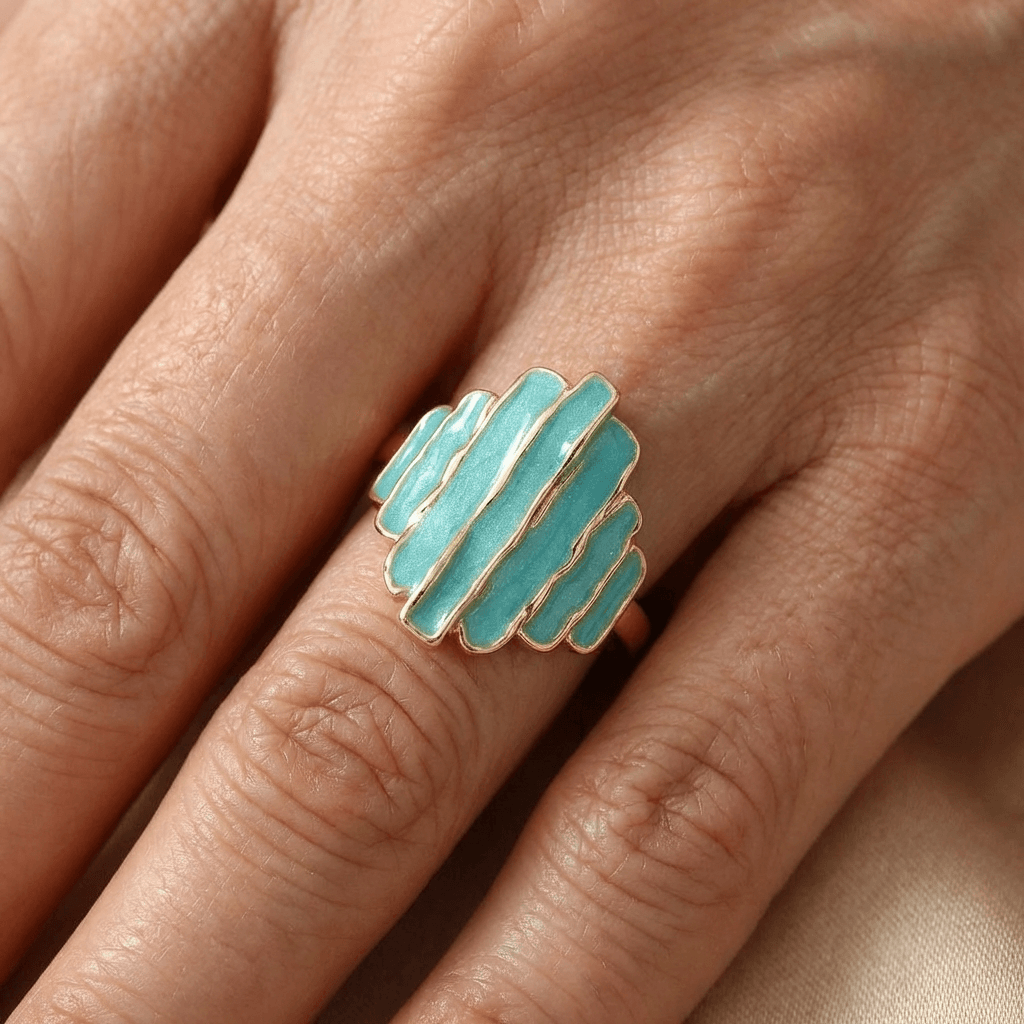 Gouden ring met turquoise geëmailleerde strepen