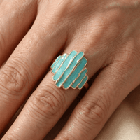 Gouden ring met turquoise geëmailleerde strepen