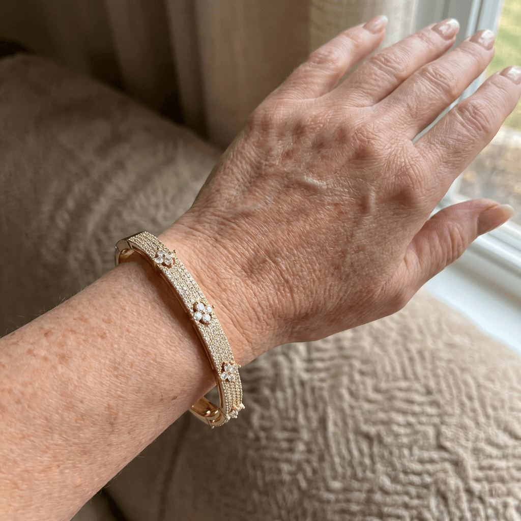 Gouden bangle armband met bloemen en zirkonia