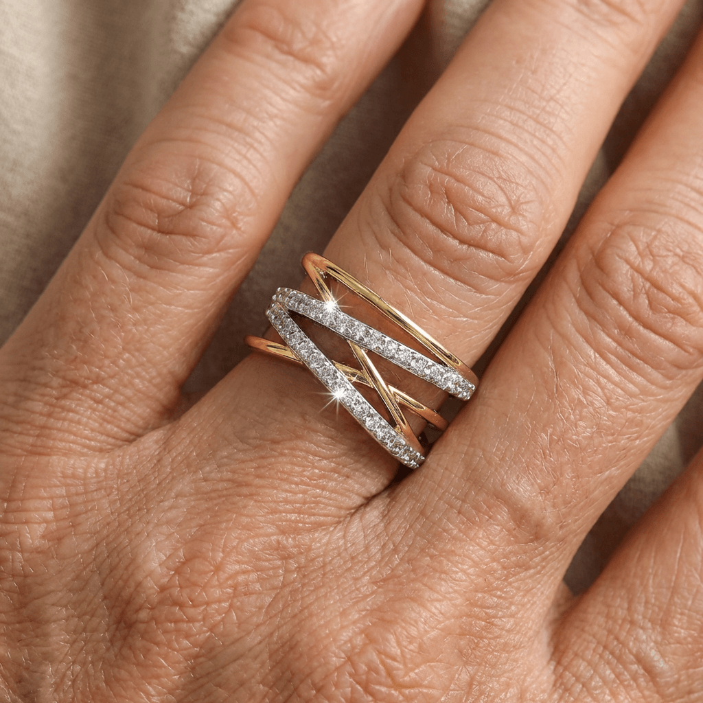 Tweekleurige gekruiste ring in zilver en goud met zirkonia