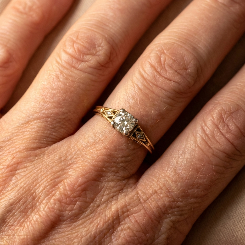 Gouden vintage solitairring met ronde zirkonia