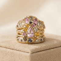 Gouden gestapelde ring met roze en kleurrijke stenen