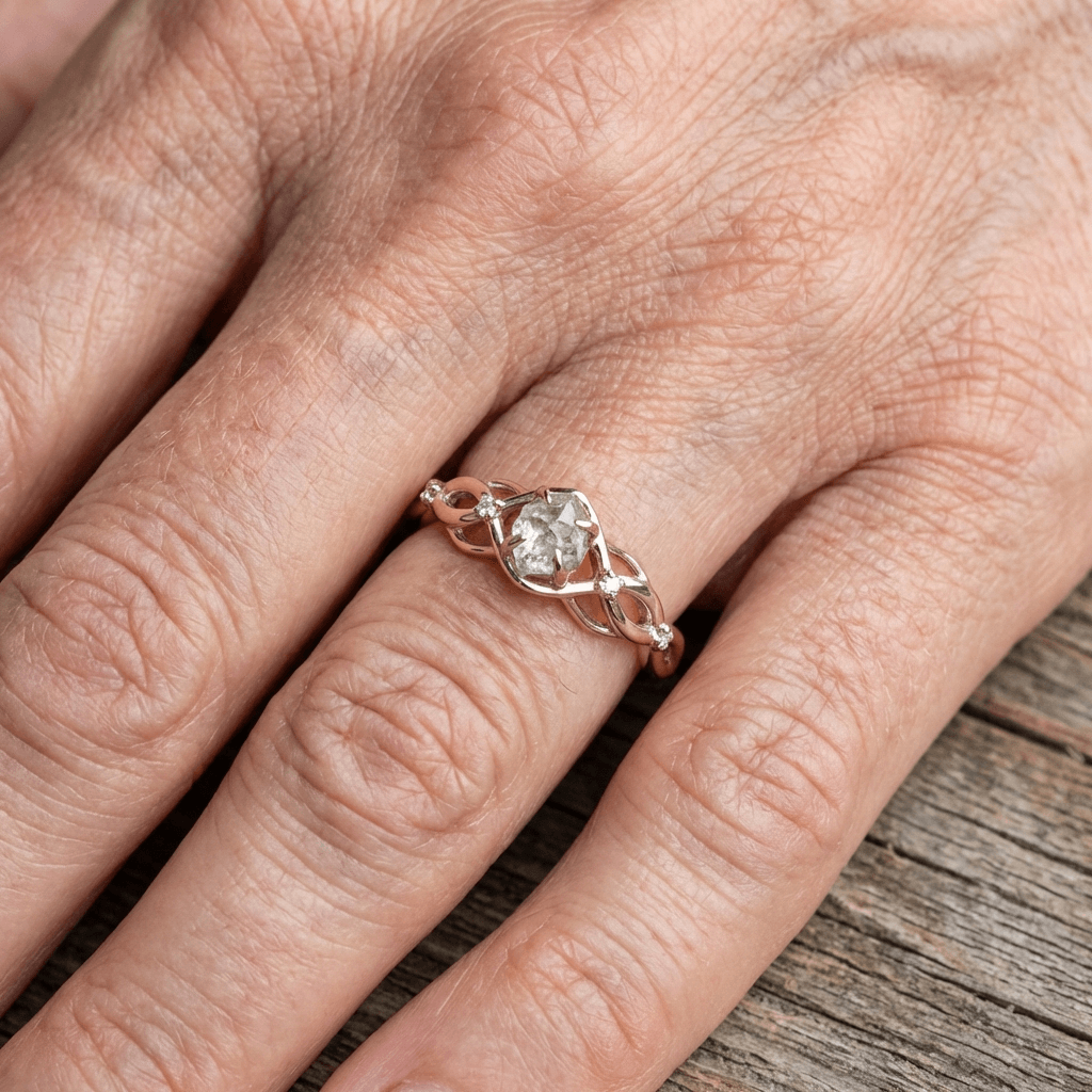 Zilveren gevlochten infinity-ring met heldere steen