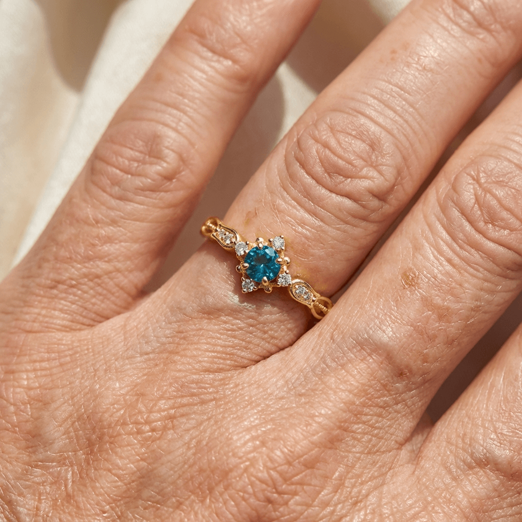 Gouden vintage ring met blauwe steen