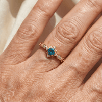 Gouden vintage ring met blauwe steen