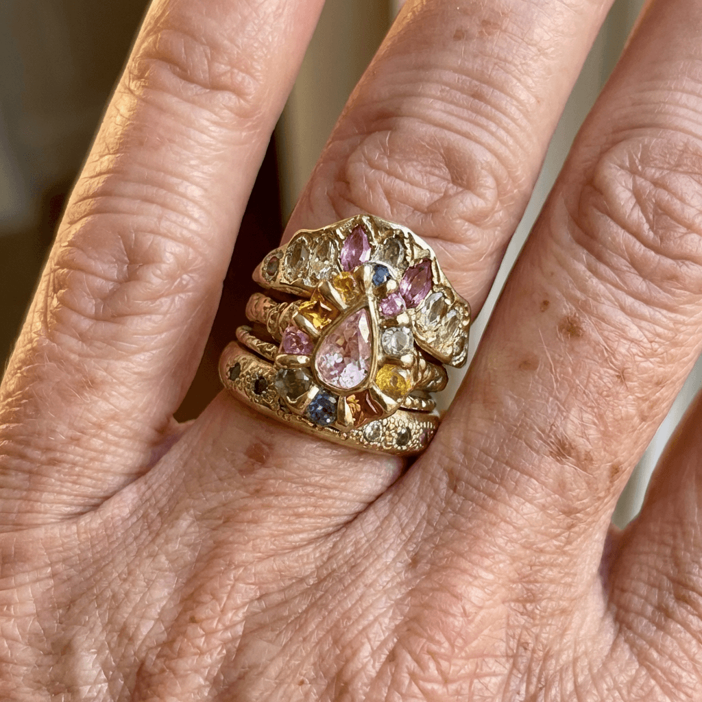 Gouden gestapelde ring met roze en kleurrijke stenen