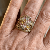 Gouden gestapelde ring met roze en kleurrijke stenen