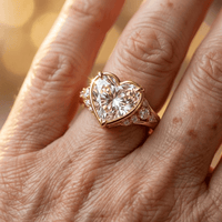 Gouden ring met hartvormige edelsteen en halo