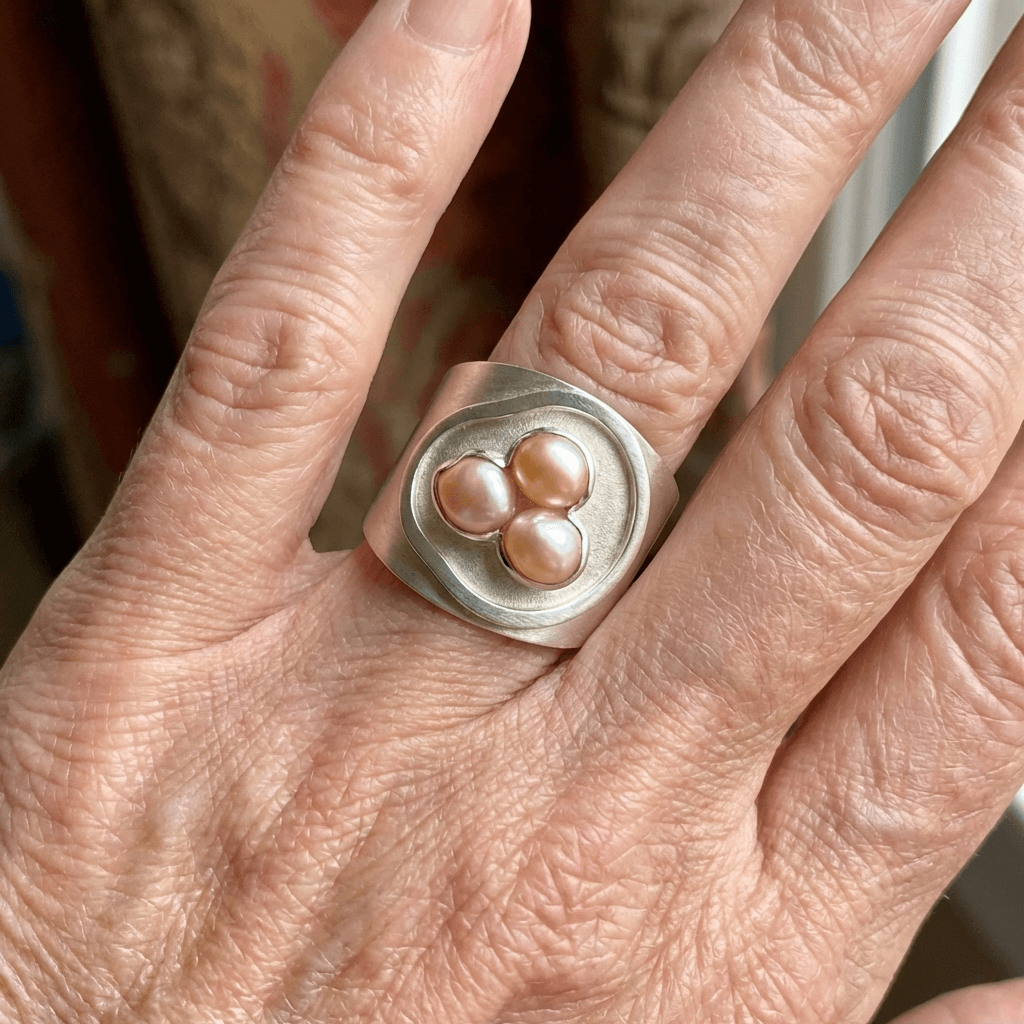 Zilveren ring met roze parelnest