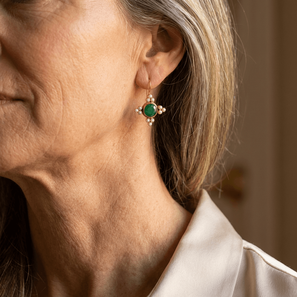 Gouden oorbellen met groene steen en parels