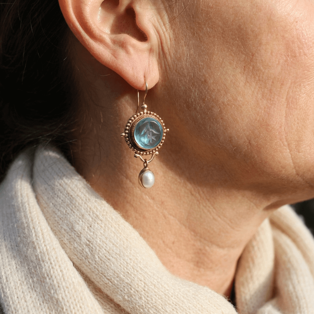 Gouden vintage oorbellen met blauw glas en parel