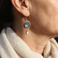 Gouden vintage oorbellen met blauw glas en parel