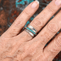 Zilveren gehamerde draairing met turquoise kraaltjes