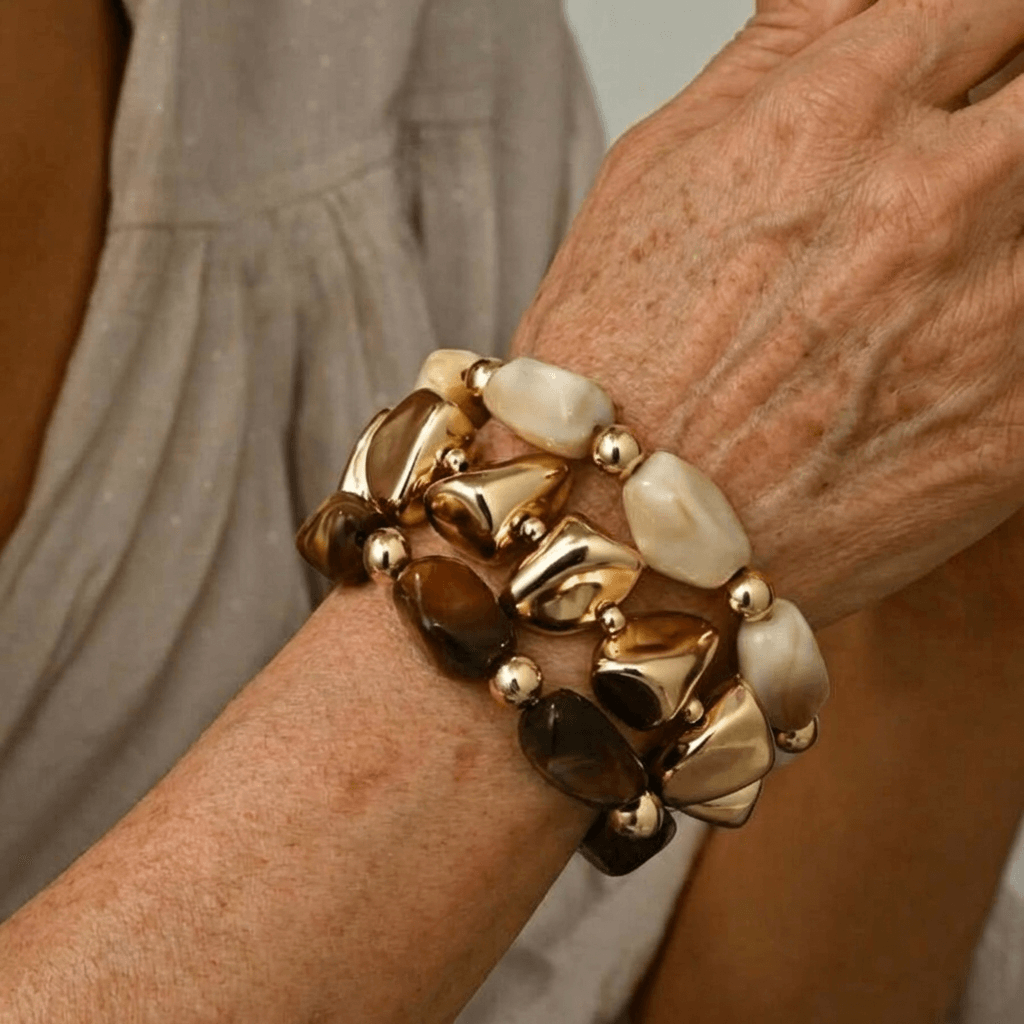 Gouden armband met onregelmatige natuursteen kralen