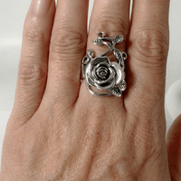 Zilveren statement ring met roos en ranken