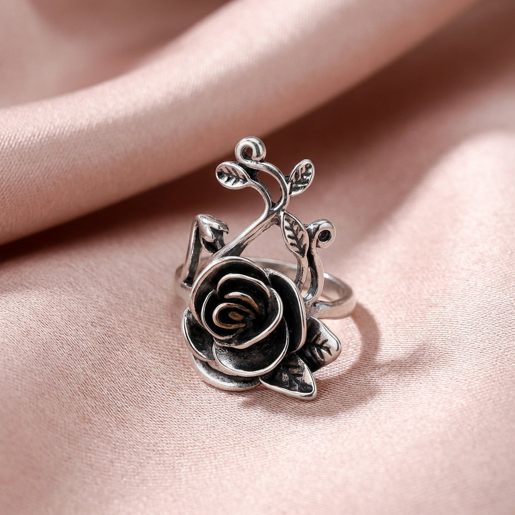 Zilveren statement ring met roos en ranken