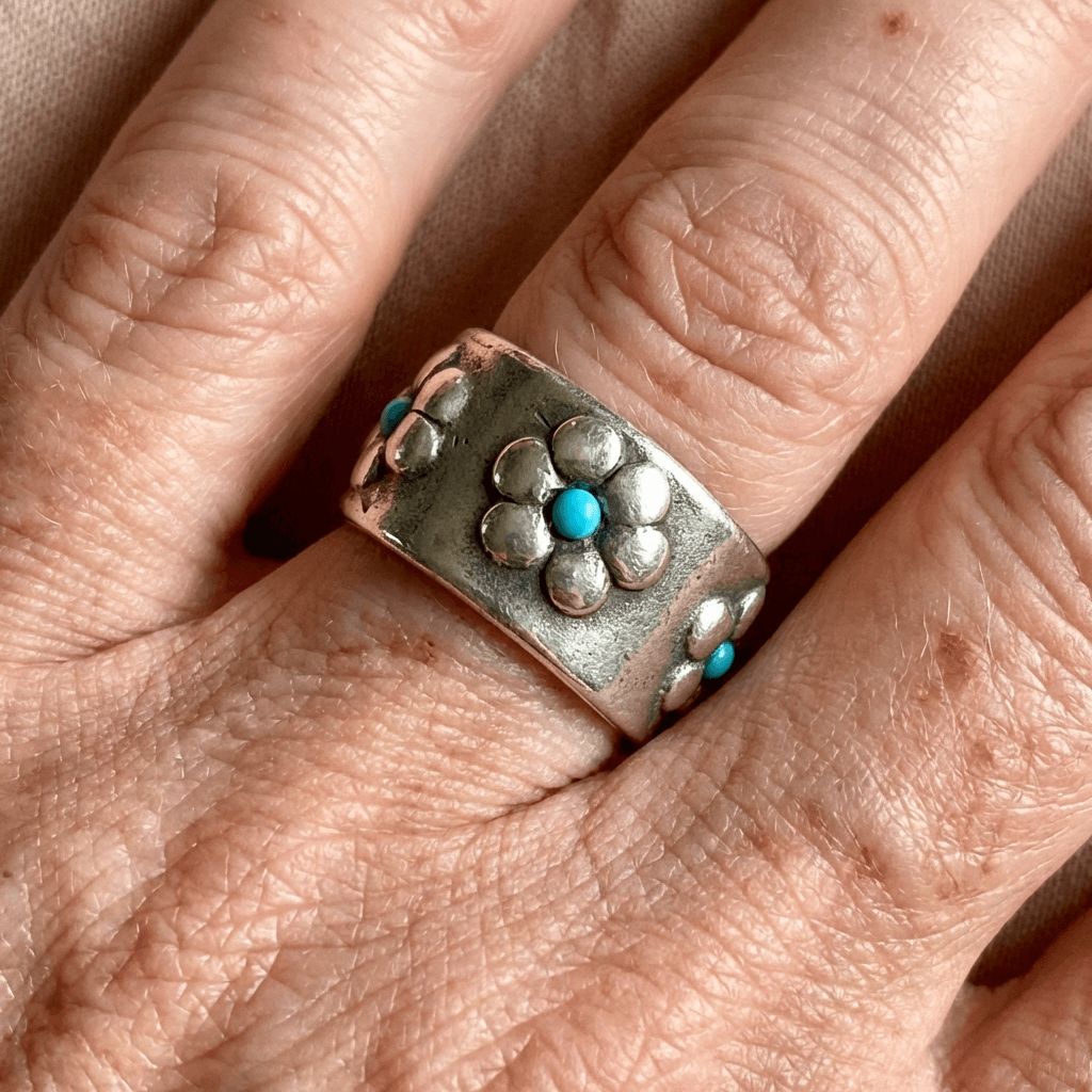 Zilveren brede ring met bloemen en turkoois