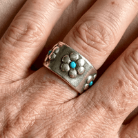 Zilveren brede ring met bloemen en turkoois