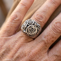 Zilveren ring met rozenboeket