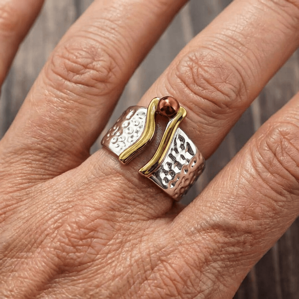 Zilveren ring met goudaccent en koperkleurige kraal