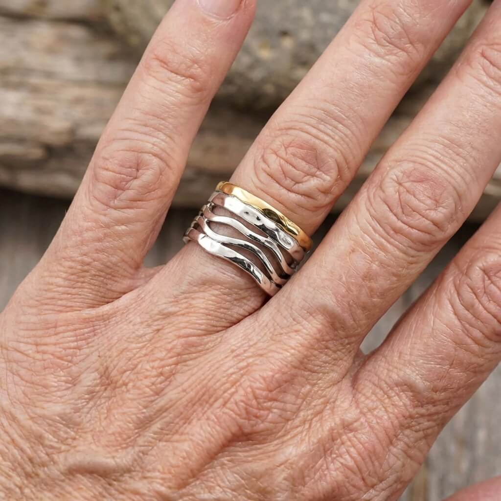Zilveren brede golvende ring met goudkleurige rand