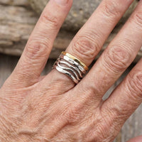 Zilveren brede golvende ring met goudkleurige rand