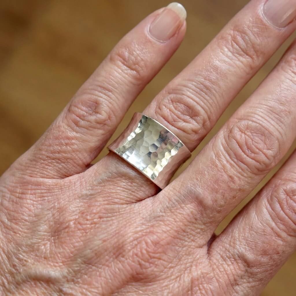 Gehamerde zilveren brede ring