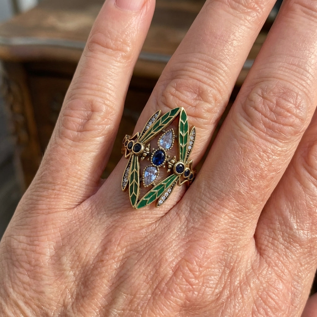 Gouden ring met groene libelle en blauwe stenen