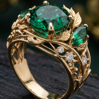 Gouden ring met groene edelsteen en bladmotief