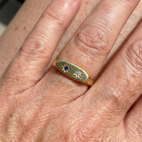 Gouden ring met sterren in blauwe en witte zirkonia