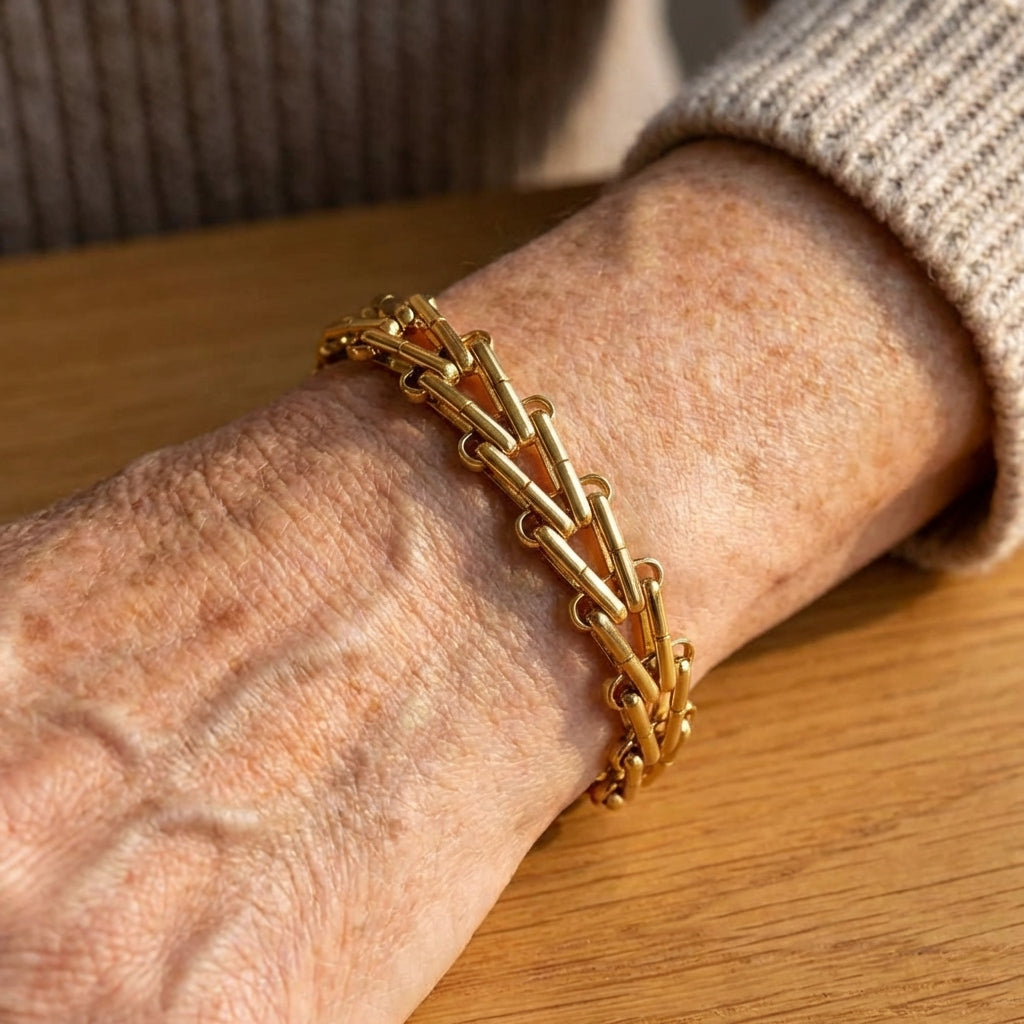 Gouden libelle huggie oorbellen