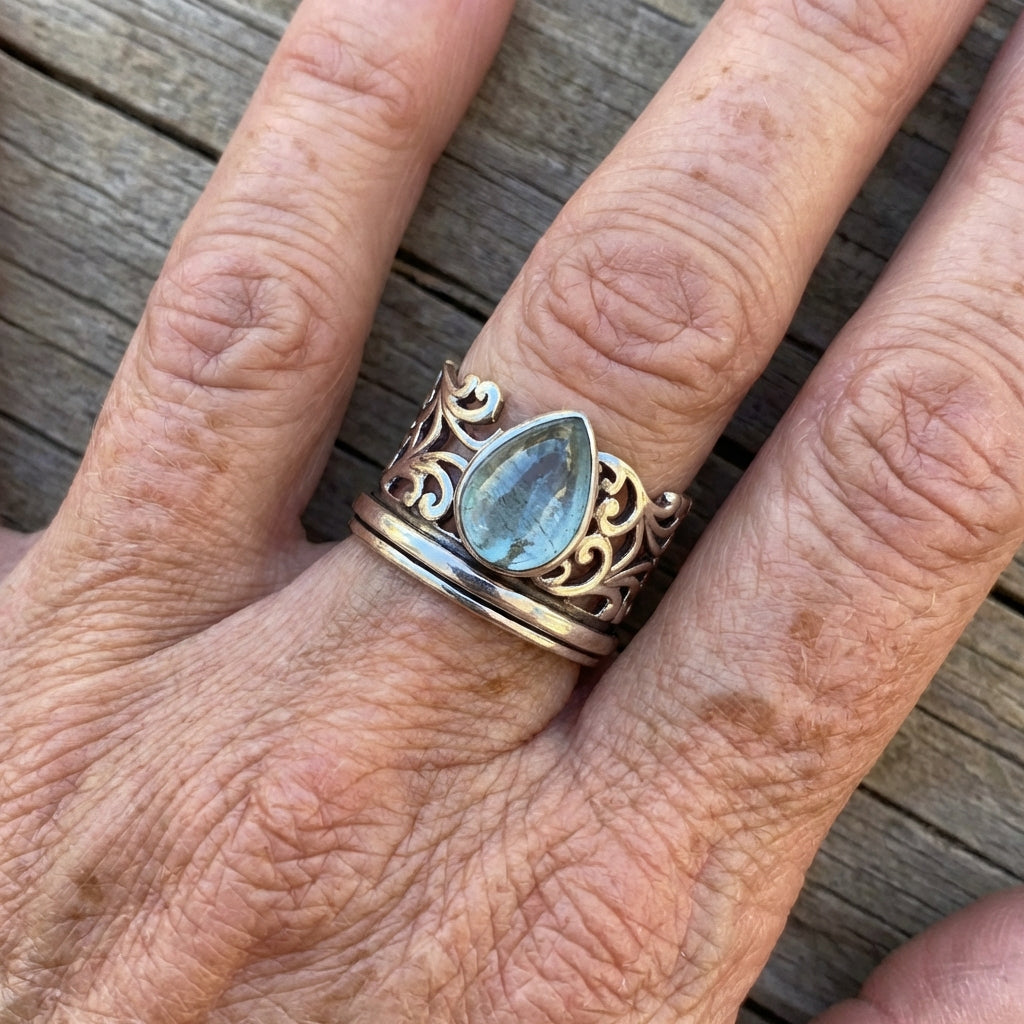 Zilveren ring met druppelvormige groene edelsteen en filigrein