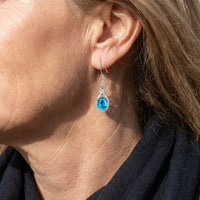 Zilveren oorbellen met blauwe ovale edelsteen