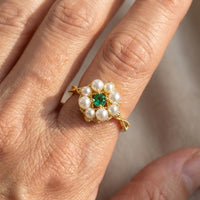 Gouden bloemring met parels en groene edelsteen