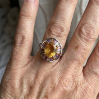 Zilveren ring met ovale champagnekleurige en kleurrijke edelstenen