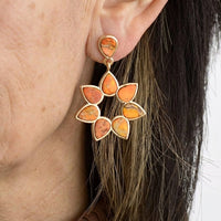 Gouden oorbellen met oranje jaspis bloem