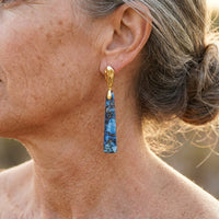 Gouden oorbellen met blauwe jaspis steen