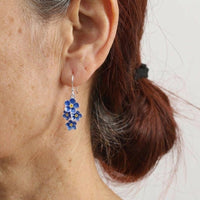 Zilveren oorbellen met blauwe emaille bloemen