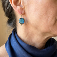 Gouden vintage oorbellen met blauwe glassteen en parels