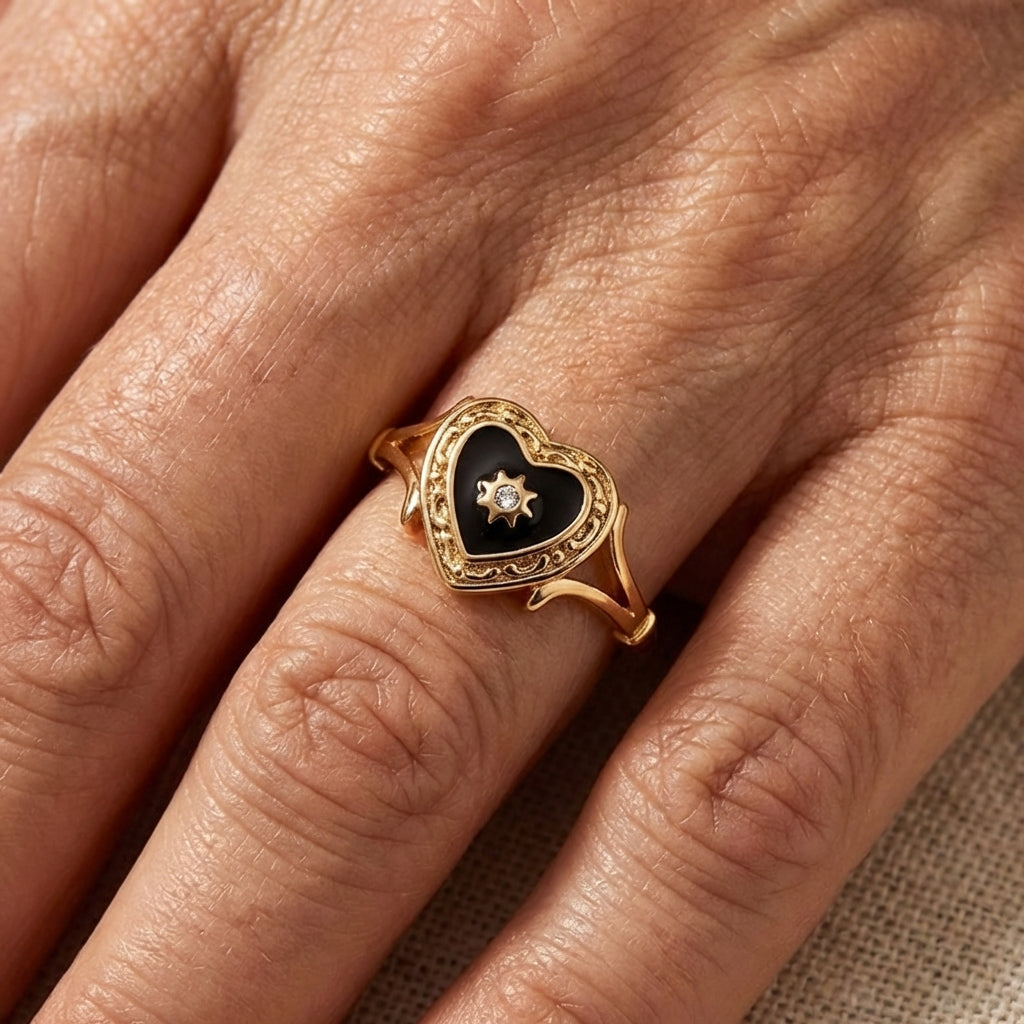 Gouden ring met zwart geëmailleerd hart en zonnetje